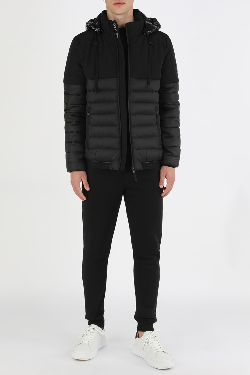 מעיל פאפר עם שרוכים ממותגים בצבע שחור